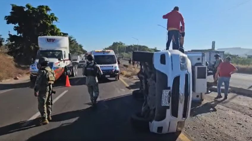 Culiacán: Brutal volcadura en 'La Costerita' deja a un hombre con graves fracturas en las piernas