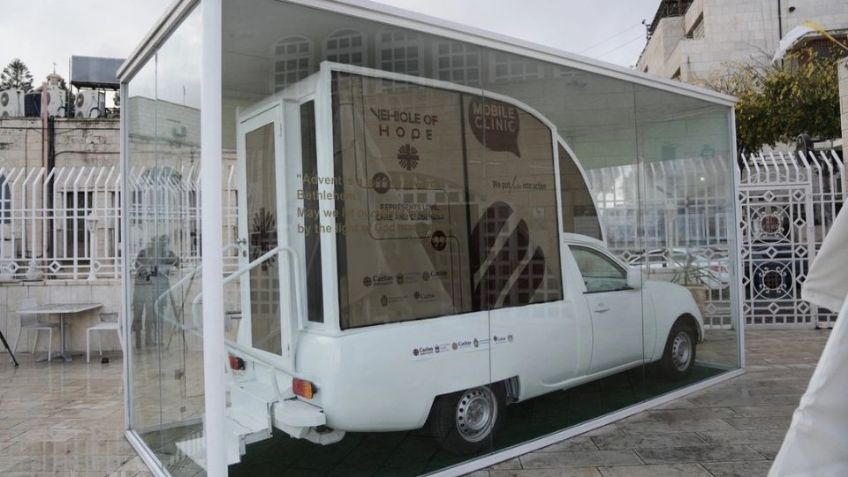 Presentan el papamóvil de Francisco convertido en clínica móvil para niños de Gaza