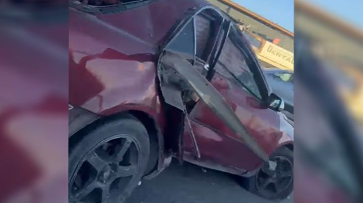 Mazda choca contra poste al norte de Hermosillo; vehículo queda destrozado y hay cuantiosos daños