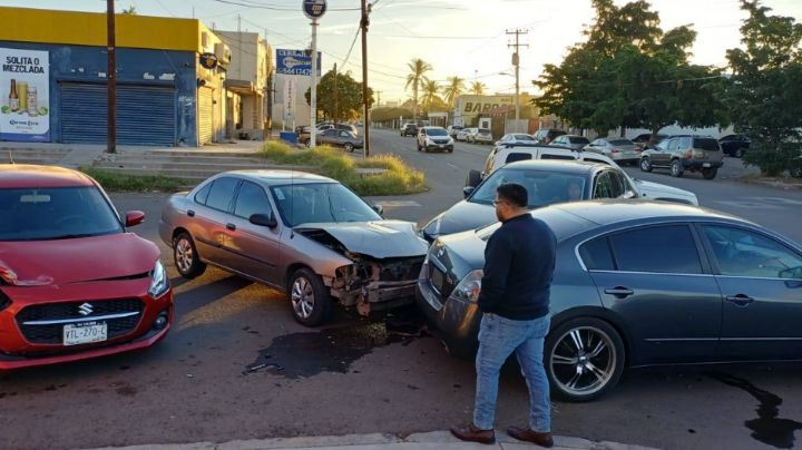 FOTOS: Por no hacer alto, provoca APARATOSO CHOQUE MÚLTIPLE en Ciudad Obregón; participan cuatro vehículos
