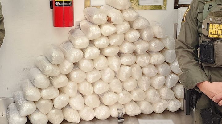 Ocultos entre la maleza: Hallan 75 paquetes de droga junto al muro fronterizo de Nogales