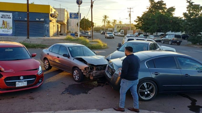 FOTOS: Por no hacer alto, provoca APARATOSO CHOQUE MÚLTIPLE en Ciudad Obregón; participan cuatro vehículos