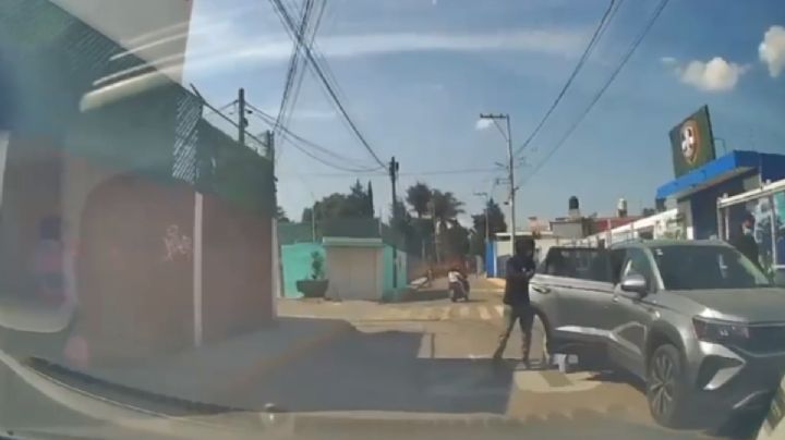 Sicarios ejecutan VIOLENTO atraco afuera de escuela en Puebla: Someten a mujer frente a sus hijos