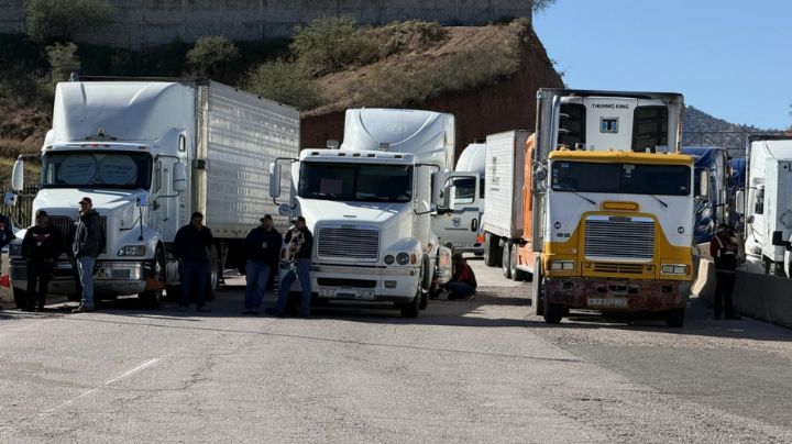 Productores foráneos bloquean la frontera de Sonora; mantienen diálogo con autoridades