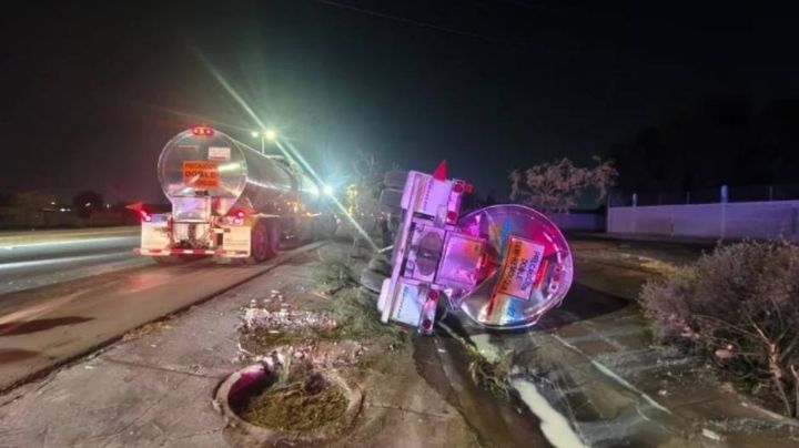 Se desprende la pipa de un tráiler y termina volcada sobre el periférico de Torreón, Coahuila