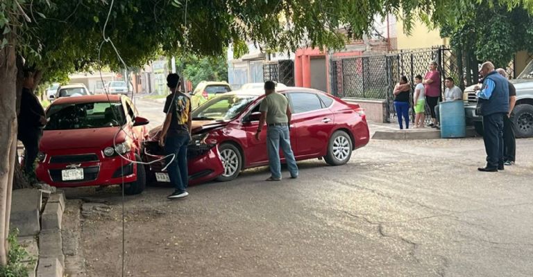 Accidente en la colonia Municipio Libre deja daños materiales en dos automóviles.