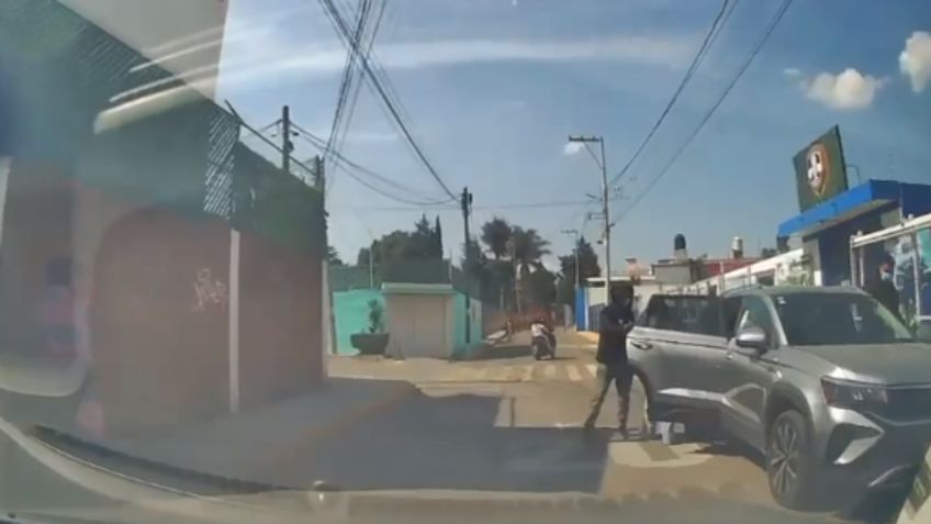 Sicarios ejecutan VIOLENTO atraco afuera de escuela en Puebla: Someten a mujer frente a sus hijos