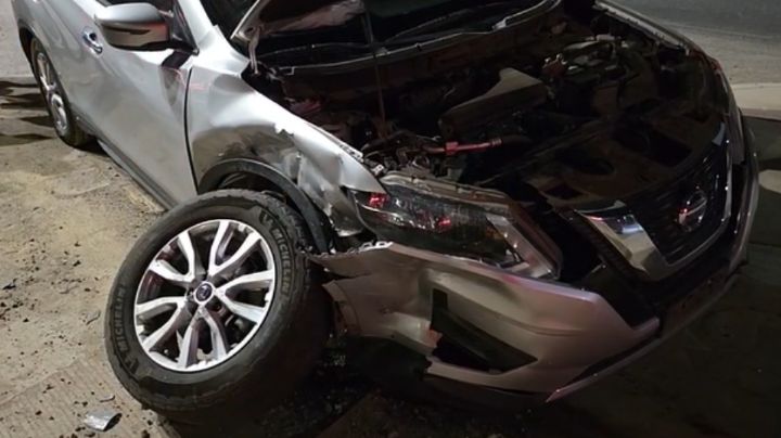 Aparatoso choque en Hermosillo: Vehículo queda destrozado tras chocar con camioneta por corte de paso