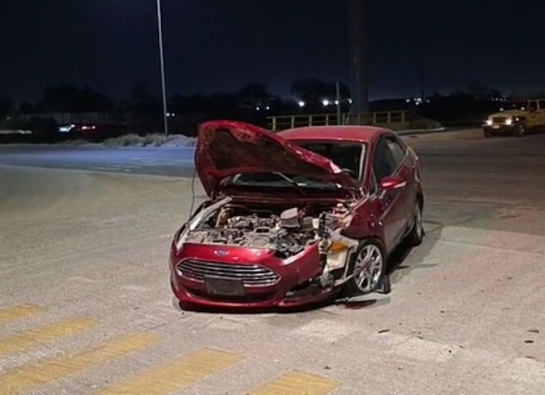 El sedán quedó en un muy mal estado 