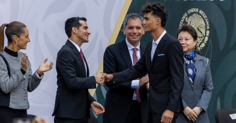 Del Toro es felicitado por Rommel Pacheco 