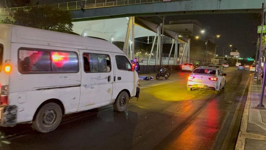 Fuerte ACCIDENTE en Iztapalapa, CDMX: Motociclista muere tras ser atropellado