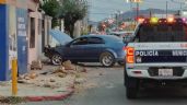 Foto ilustrativa de la nota titulada: Sedán fuera de control derriba tubos de contención y alumbrado público al norte de Hermosillo