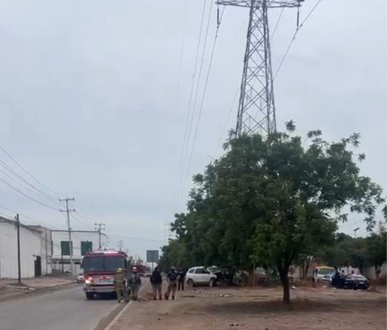 Elementos de Tránsito Municipal y Bomberos atendieron la situación.