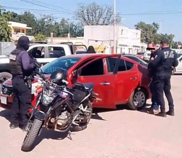 El señalado viajaba en un automóvil sedán de color rojo