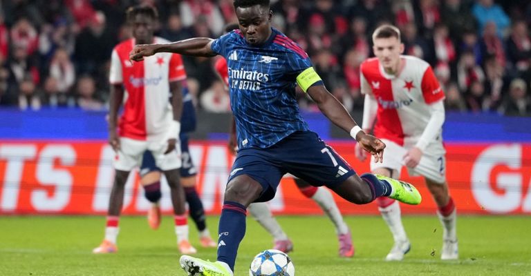 Saka convierte un penal en el primer tiempo