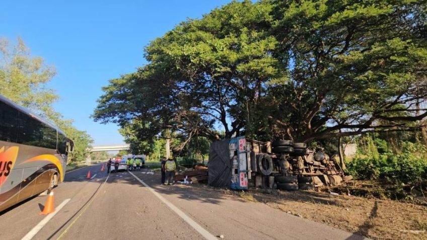 Camión de carga vuelca en la maxipista Culiacán-Mazatlán; chofer quedó prensado y falleció