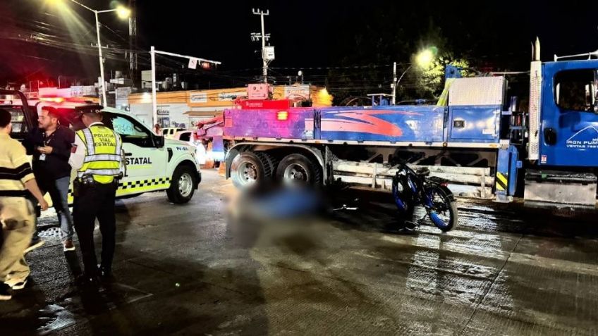 Ciclista pierde el control al  esquivar peatones y muere arrollado por camión en Guadalajara