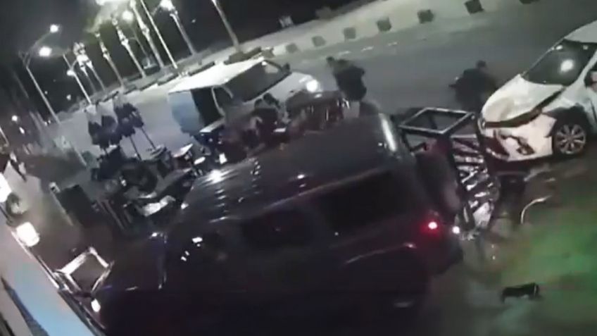 VIDEO: Vehículo atropella a clientes de bar en La Paz y se da la fuga; hay cinco lesionados