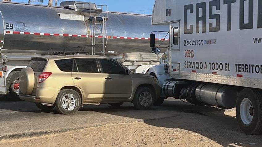 Accidente de tránsito en Ciudad Obregón: Camión de paquetería le cierra el paso a vagoneta