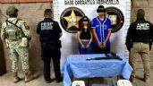 Foto ilustrativa de la nota titulada: Capturan a pareja durante cateo en Hermosillo; tenían droga, 'cuerno de chivo' y auto robado