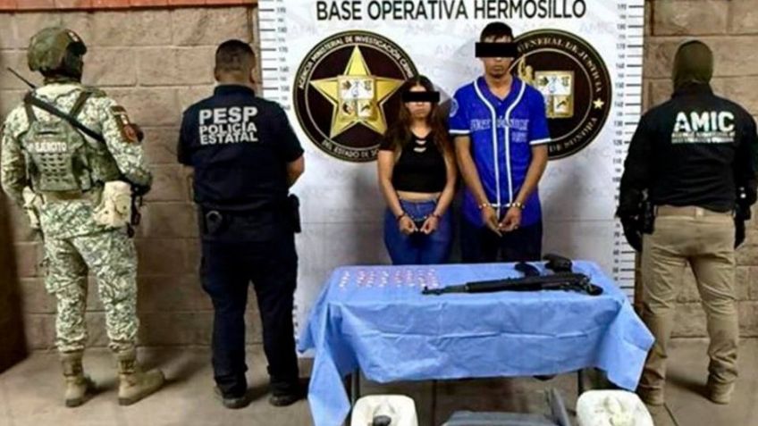 Capturan a pareja durante cateo en Hermosillo; tenían droga, 'cuerno de chivo' y auto robado