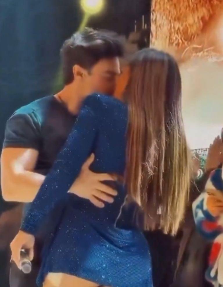 Beso que encendió las redes sociales