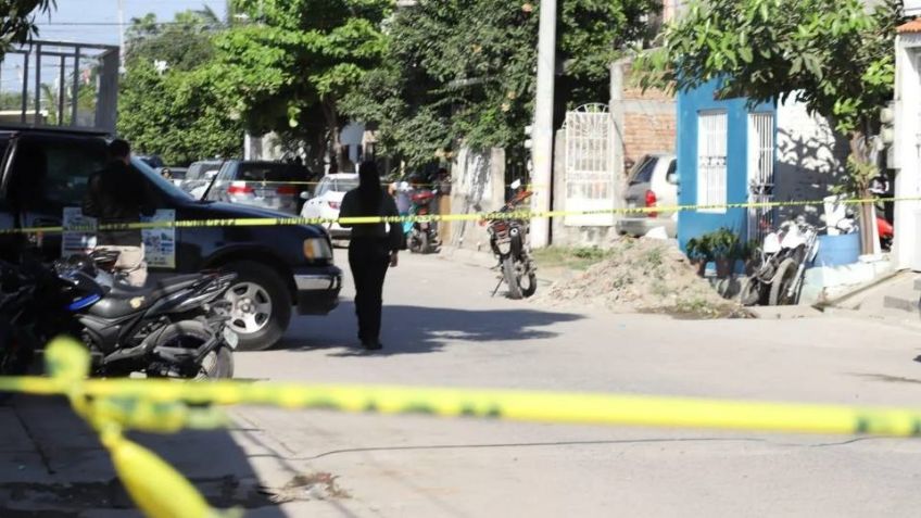 Motosicarios irrumpen en vivienda y asesinan de varios balazos a padre e hijo en Mazatlán
