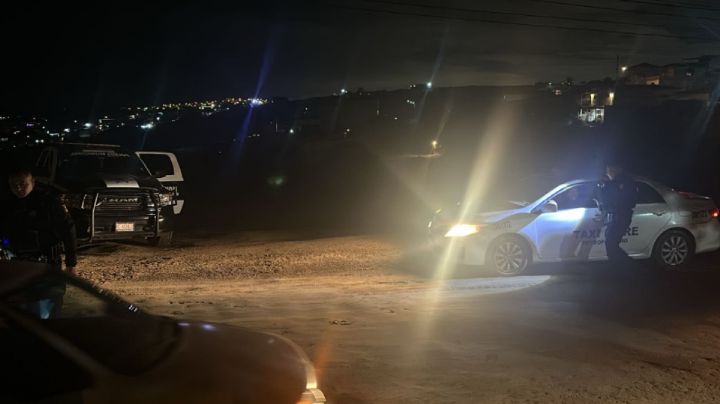 Irrumpen armados en casa de mujer en Baja California; la someten mientras dormía y huyen con dos autos