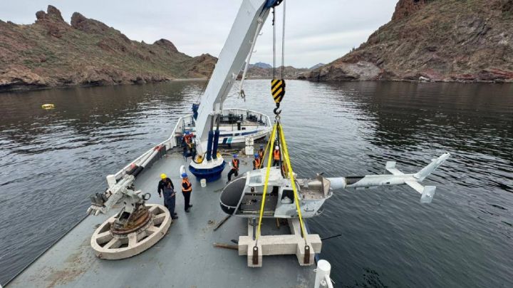 Hunden helicóptero Bolkow y montajes de la Armada para ampliar el Museo Subacuático de San Carlos