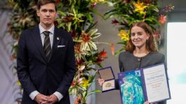 Foto que representa a Hija de María Corina Machado recibe el Nobel de la Paz 2025 , en representación de su madre