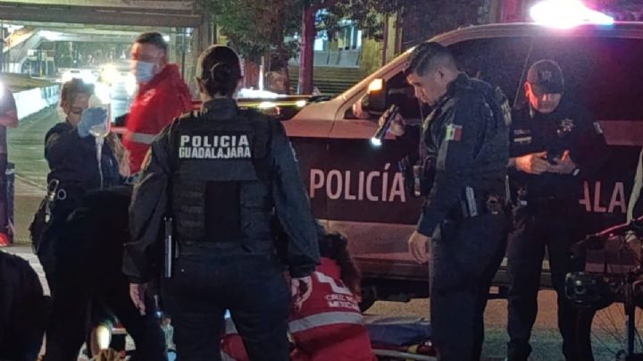 En plena vía pública de Guadalajara, sujetos golpean y empalan a un joven; la víctima murió