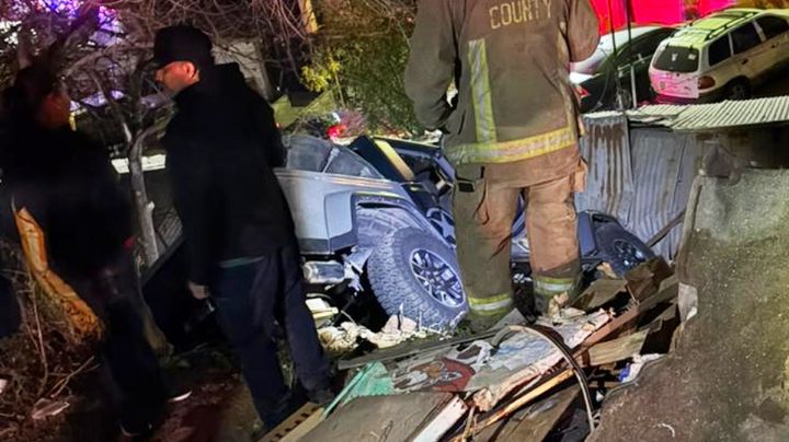 El GPS lo traicionó: Camioneta se accidenta y termina en el techo de un domicilio en Nogales