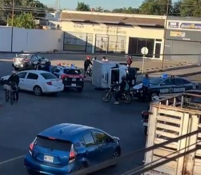 Un choque terminó en volcadura en el Centro de Ciudad Obregón
