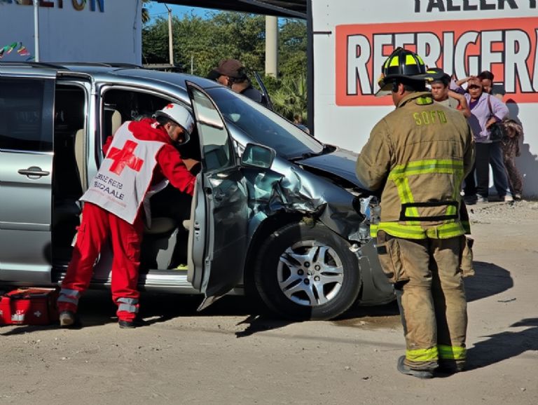 Uno de los automóviles que resultó afectado en el choque