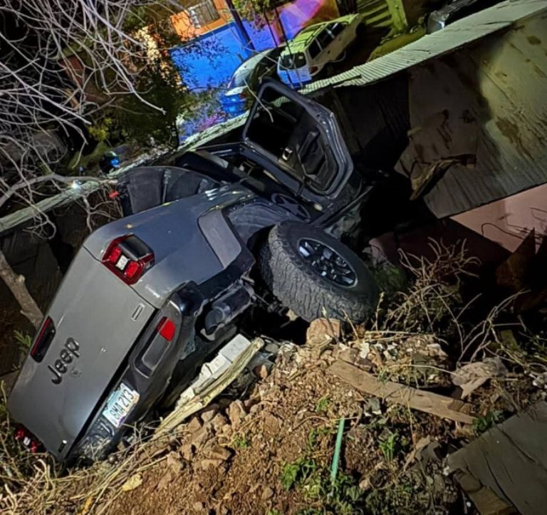 El automóvil se salió del camino y cayó encima de una casa