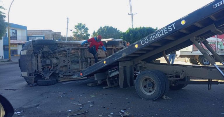 Un choque terminó en volcadura en el Centro de Ciudad Obregón