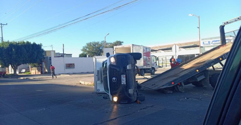 Un choque terminó en volcadura en el Centro de Ciudad Obregón