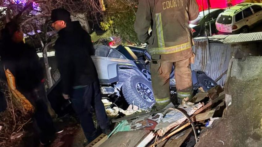 El GPS lo traicionó: Camioneta se accidenta y termina en el techo de un domicilio en Nogales