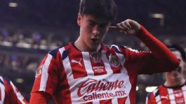 Foto que representa a Con cláusulas millonarias, Chivas blinda a 'La Hormiga' González ante el interés de otros clubes