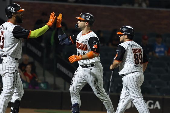 Los Naranjeros de Hermosillo aseguran la serie ante Águilas con jonrón de César Salazar