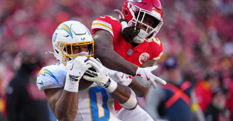 La defensiva de los Chargers se creció ante los Chiefs
