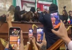 Foto ilustrativa de nota VIDEO: Jaloneos y golpes entre diputadas del PAN y Morena; suspenden la sesión en Congreso de CDMX