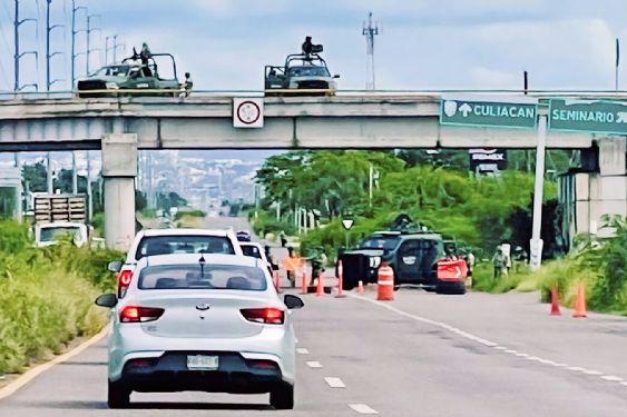 Arrollan a dos policías estatales en carretera de Sinaloa; los responsables fueron detenidos