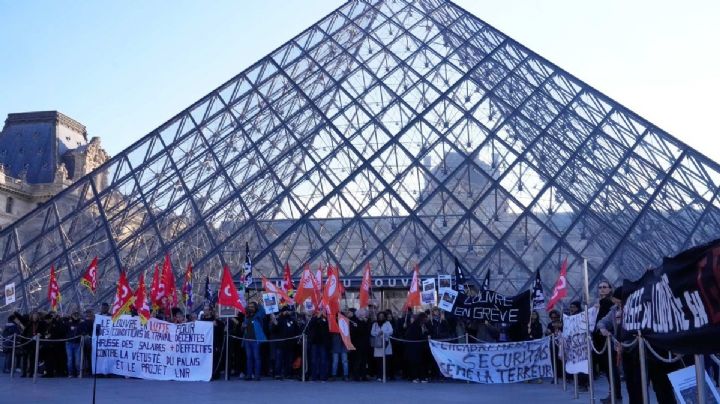 Estalla HUELGA indefinida en el Museo del Louvre de París: TODO lo que debes saber