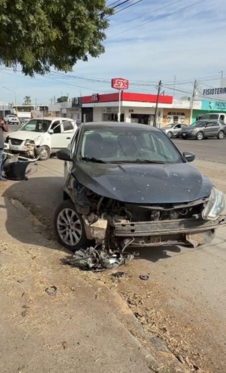 No respeta el alto y termina en aparatoso choque en eje vial de la calle Tabasco en Ciudad Obregón