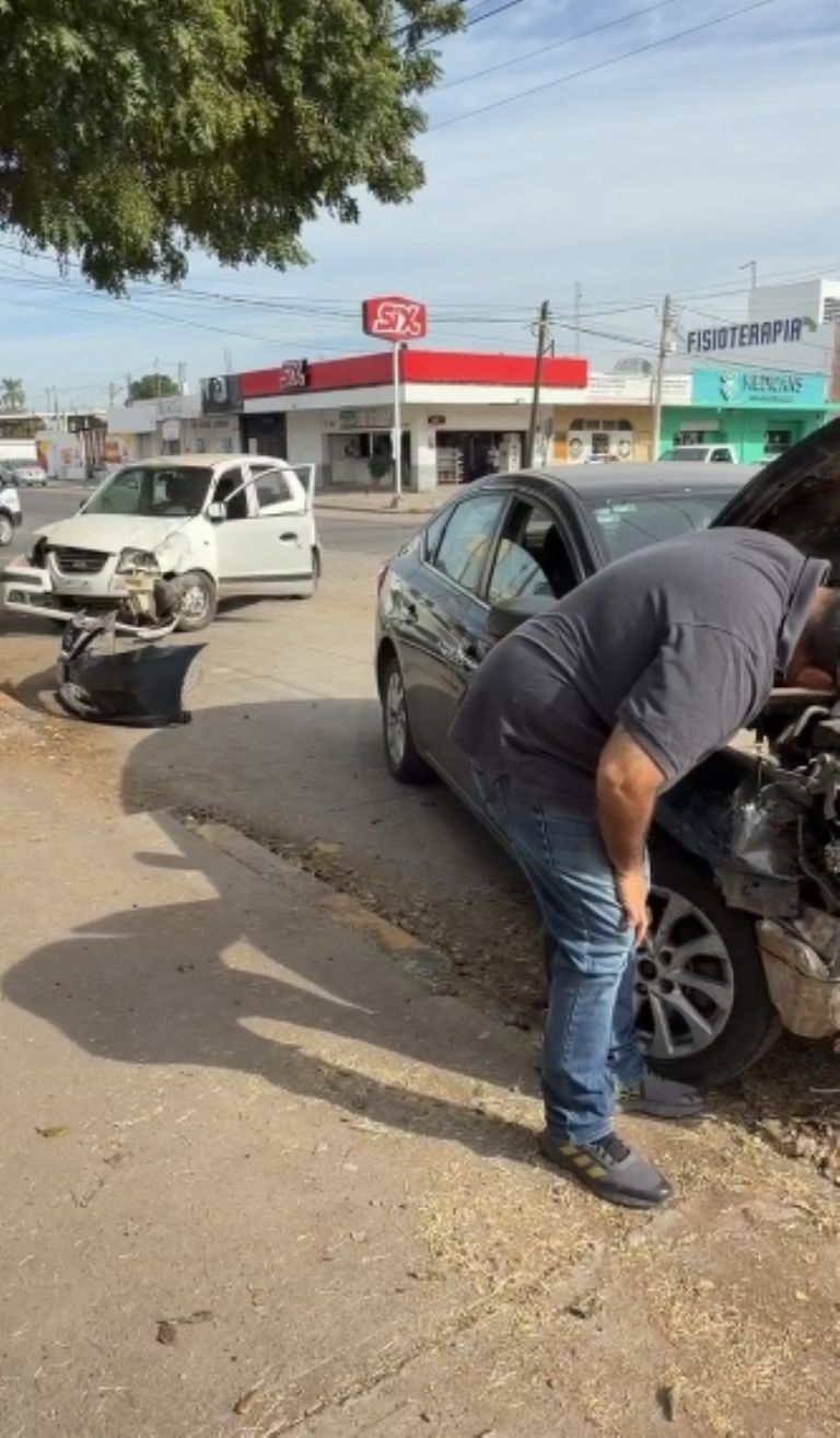 No respeta el alto y termina en aparatoso choque en eje vial de la calle Tabasco en Ciudad Obregón