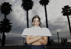 Foto ilustrativa de nota Rosalía estrena videoclip de 'La Perla' y deslumbra con esgrima, patinaje y simbolismo