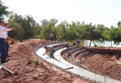 Foto ilustrativa de nota Ciudad Obregón: Lamarque supervisa avances en la construcción del auditorio en la Laguna del Náinari