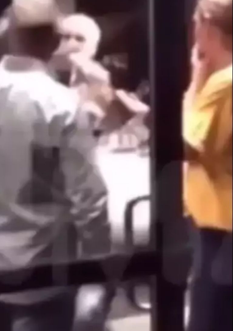 Justin Bieber peleando 