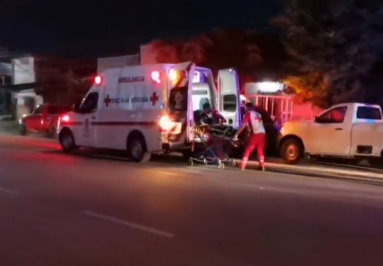 El momento en que la mujer fue subida a la ambulancia